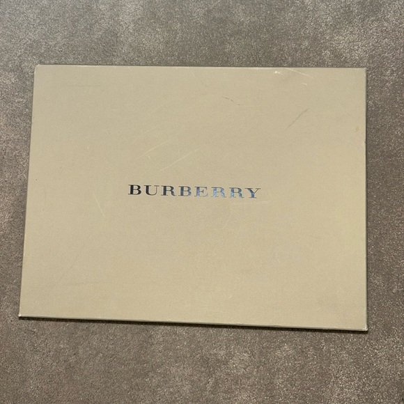 Burberry Cream Tote Bag with Iconic Plaid Design - Picture 2 of 5